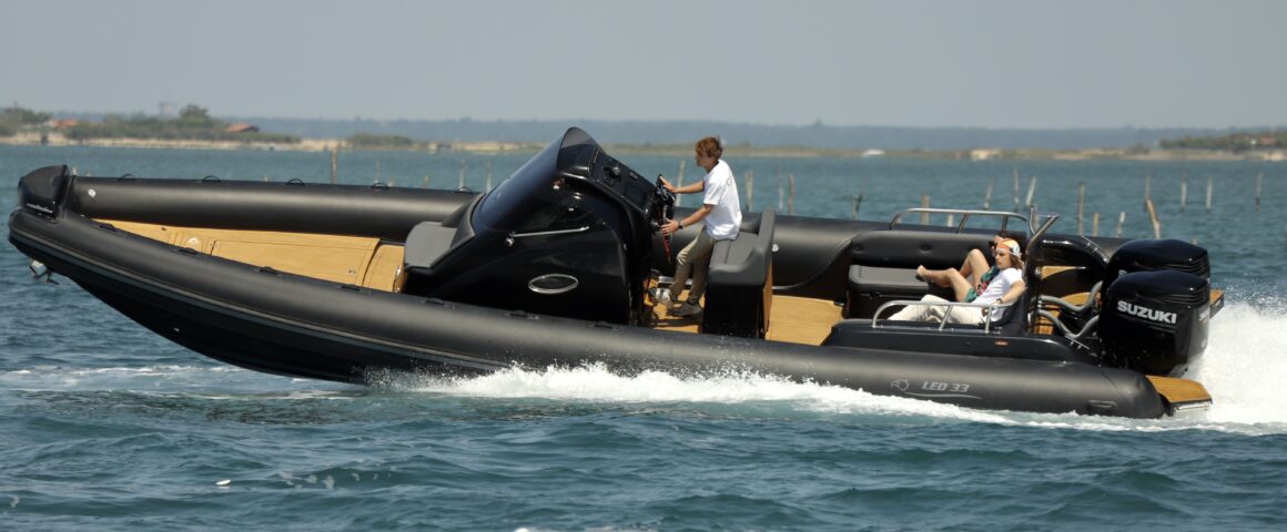 SUZUKI - A VENDRE – 33′ (10.60m x 3.50m)
